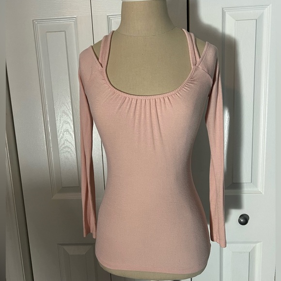 Moda international cold shoulder beautiful top 💗 - Picture 2 of 14